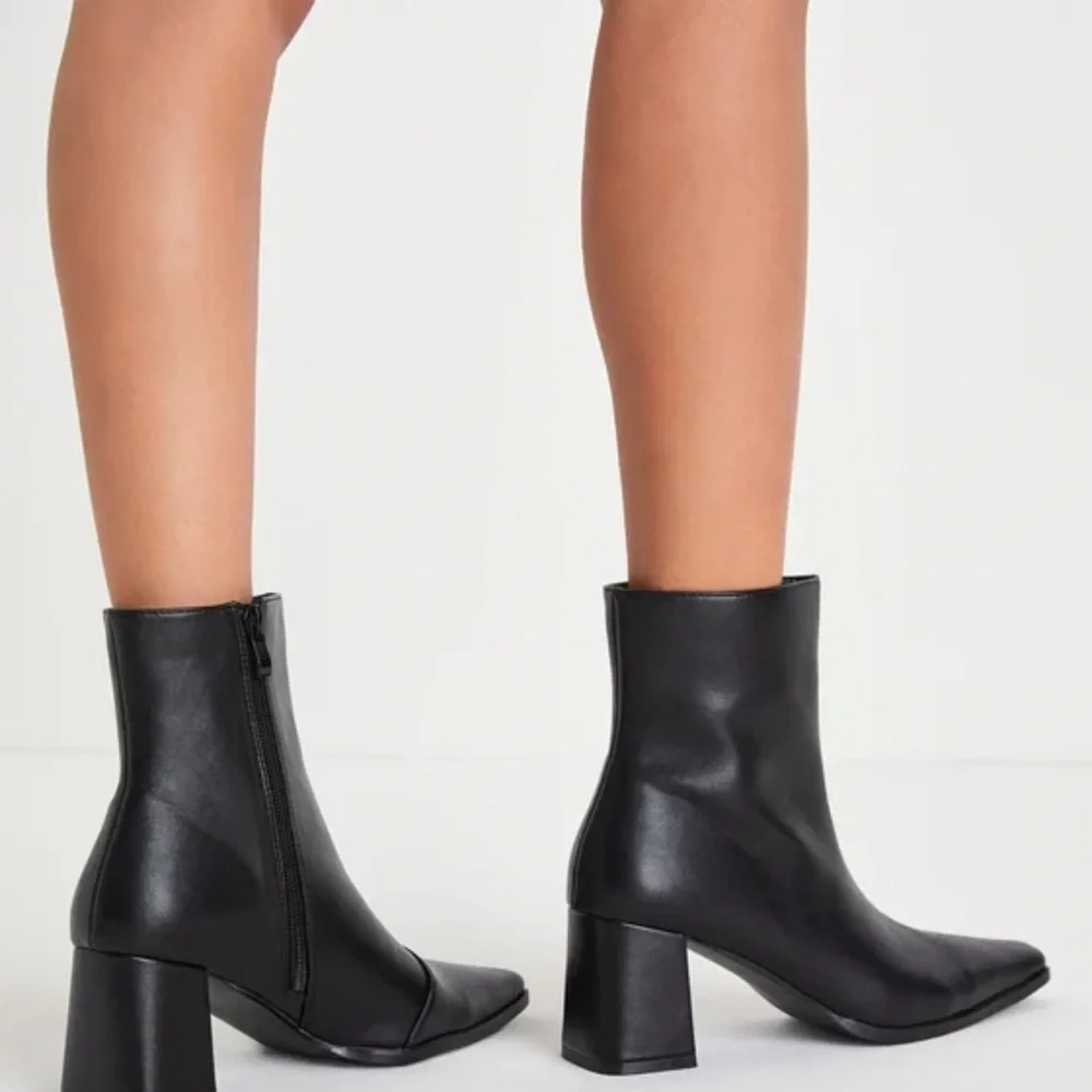 Elegant Black Ankle Boots - Picture 3 of 4